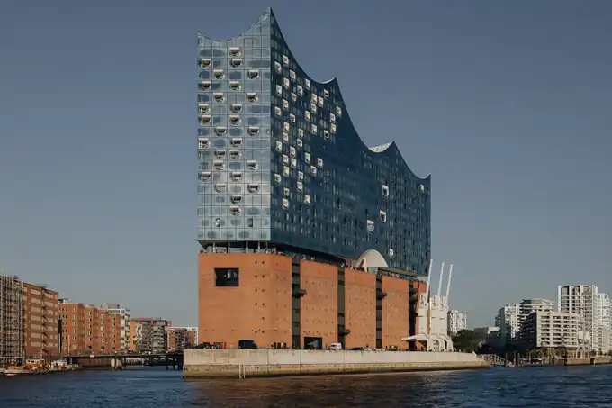 Strandkai HafenCity (Fifty9 & The Crown) — Main View